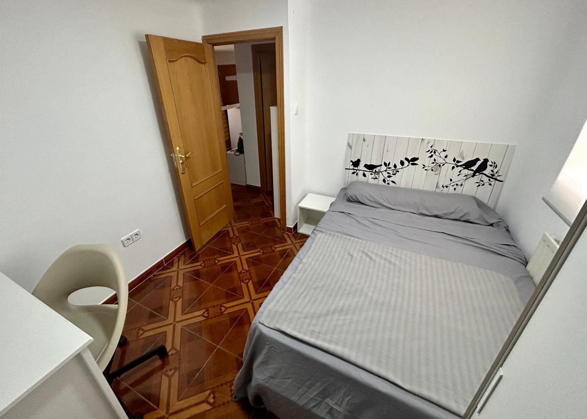 Privada En Piso Compartido * Madri