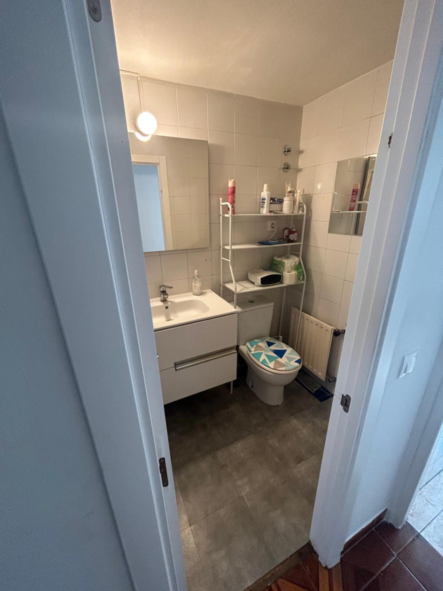 Privada En Piso Compartido * Madri